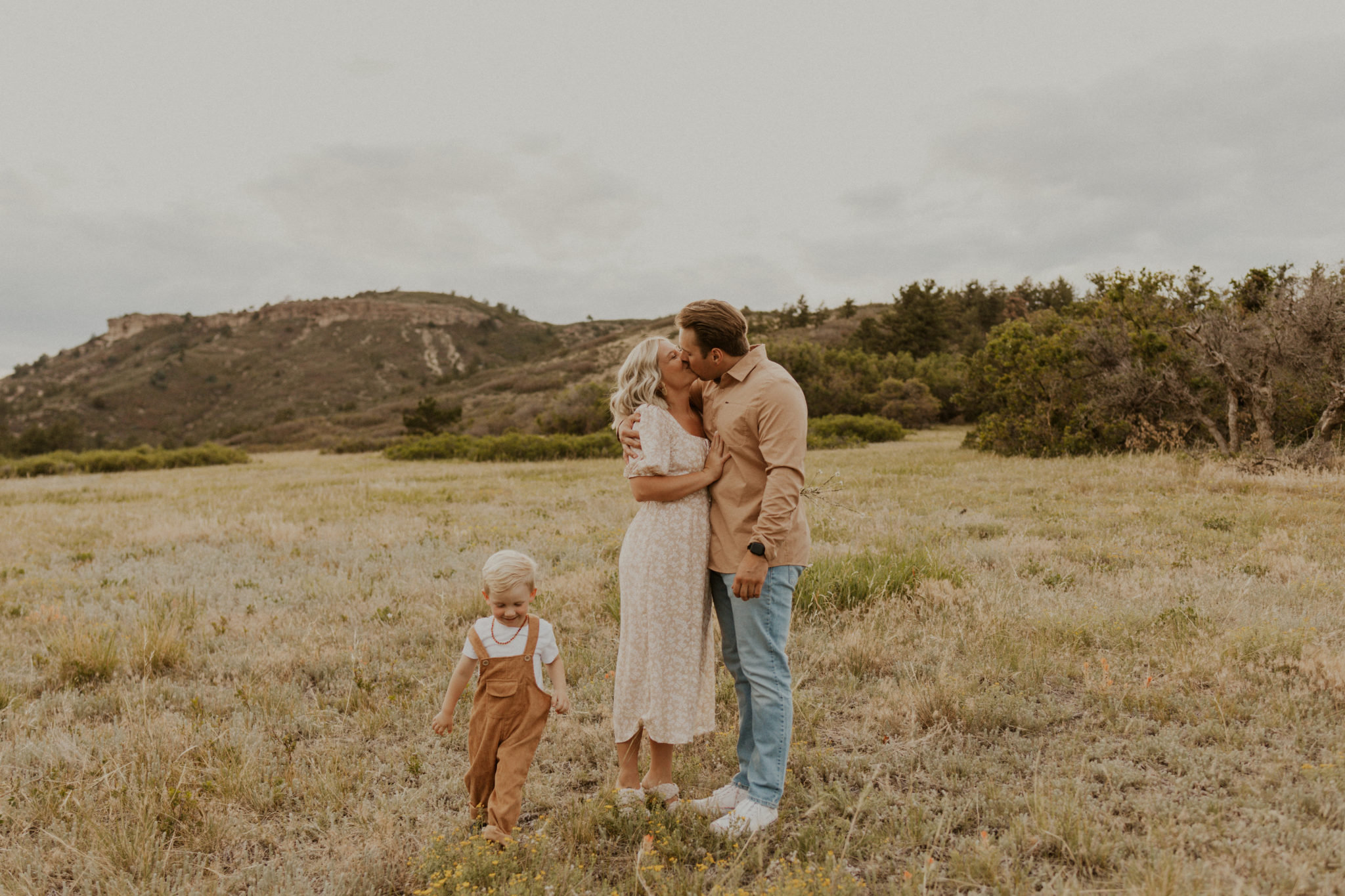 candid family photos - maemeadowsphotography.com